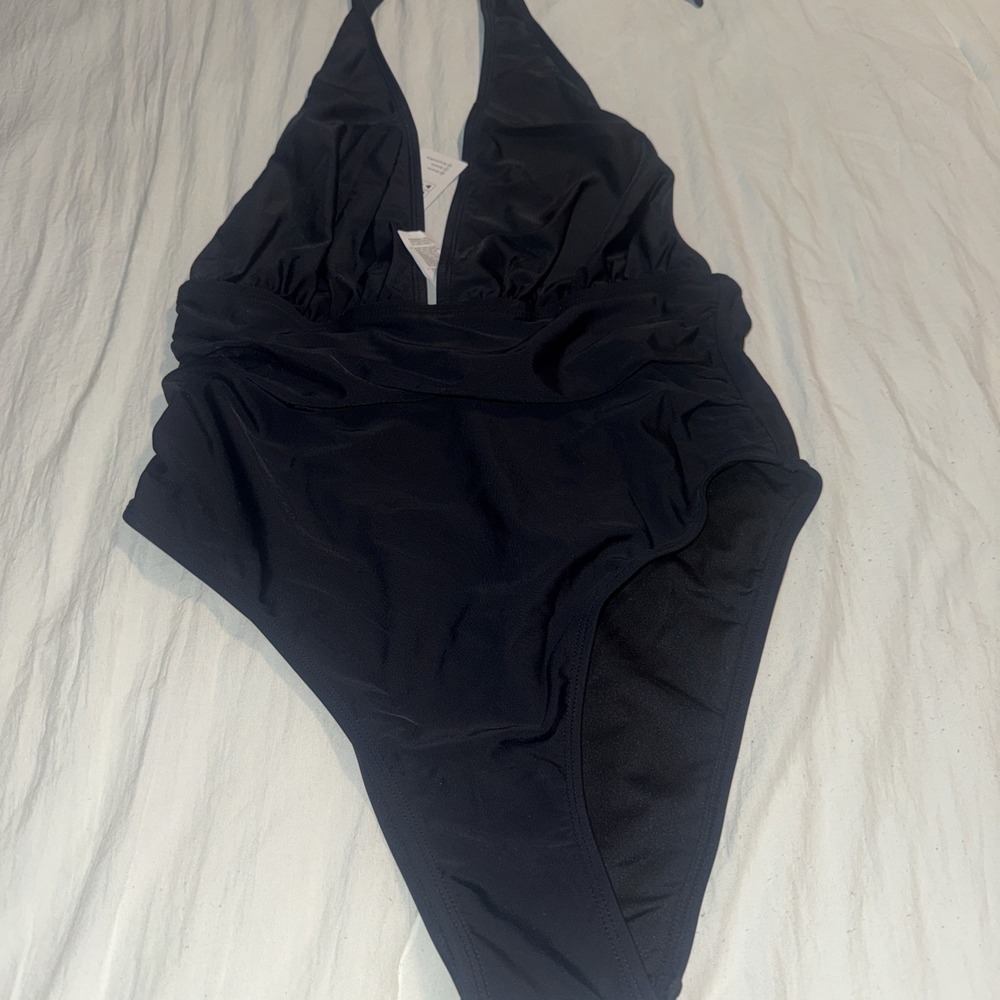 NWT Cupshe Women's Halter Backless Ruched One Piece Swimsuit Size Medium‎ Black